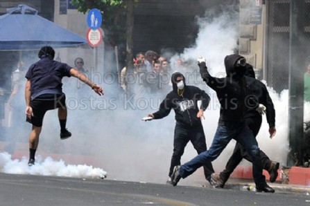 Διαδηλώσεις αθήνα Ελλάδα νεολαία κουκουλοφόροι δακρυγόνα αστυνομία